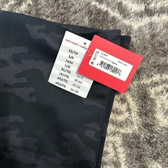 NWT Spanx Look At Me Now Leggings Seamless Black Camo - Picture 2 of 3